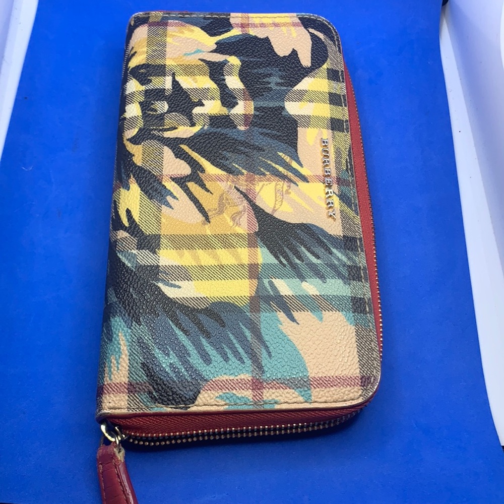 BURBERRY Peony Rose Printed‎ Haymarket Check Coated Canvas Zip around zippy - Picture 3 of 13